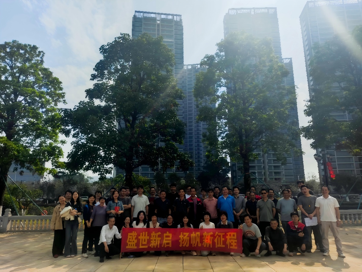 公园合影(1)(1).jpg 公园合影(1)(1).jpg